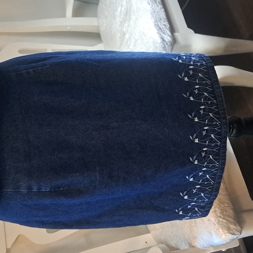 Denim skirt size 13/14 of 100% Cotton. Waist: 31 inches w/zipper back and 19 Len